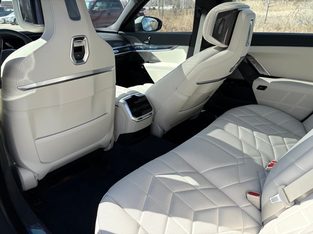2025 BMW 7 Series 760i - Photo 13