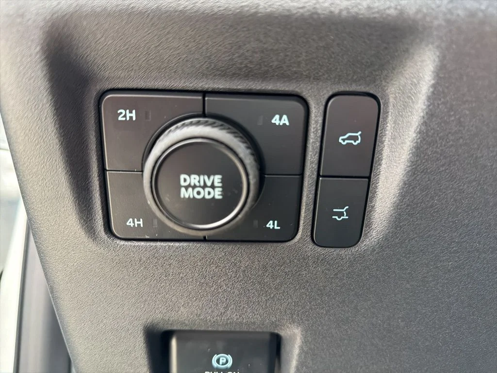 New 2025 Star White Metallic Tri-Coat Ford Active image 17