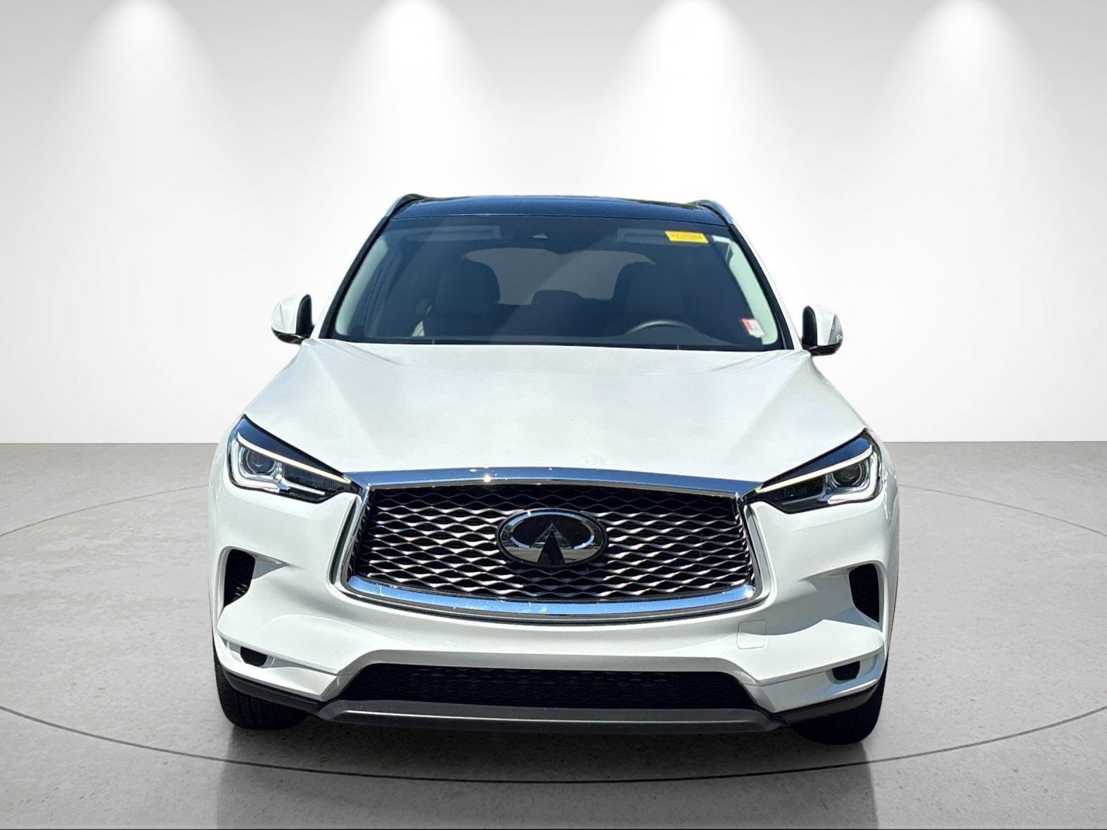 Used 2025 Radiant White INFINITI LUXE image 8