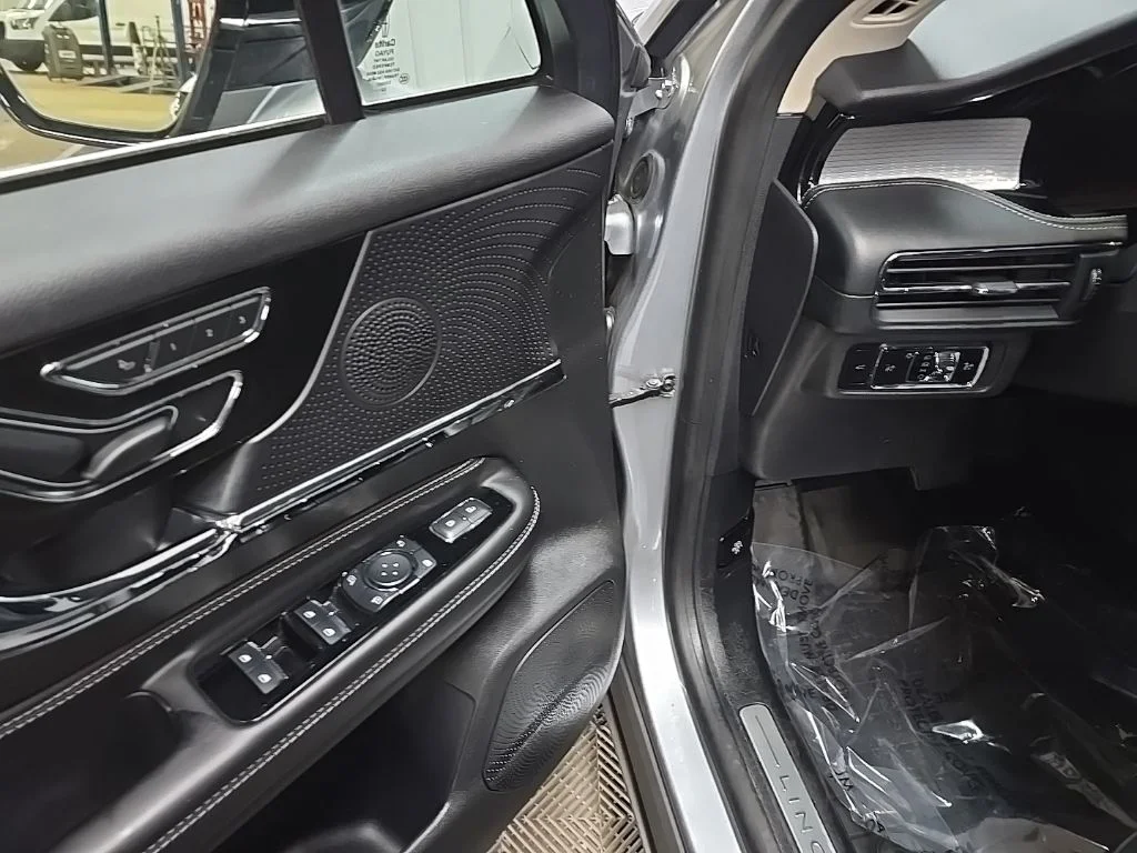 Used 2023 Silver Lincoln Standard image 33