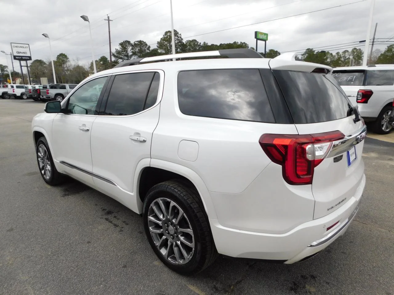 Used 2022 White GMC FWD 4DR DENALI image 6