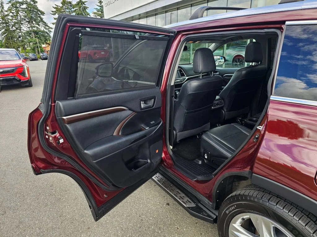 Used 2015  Toyota Limited image 16