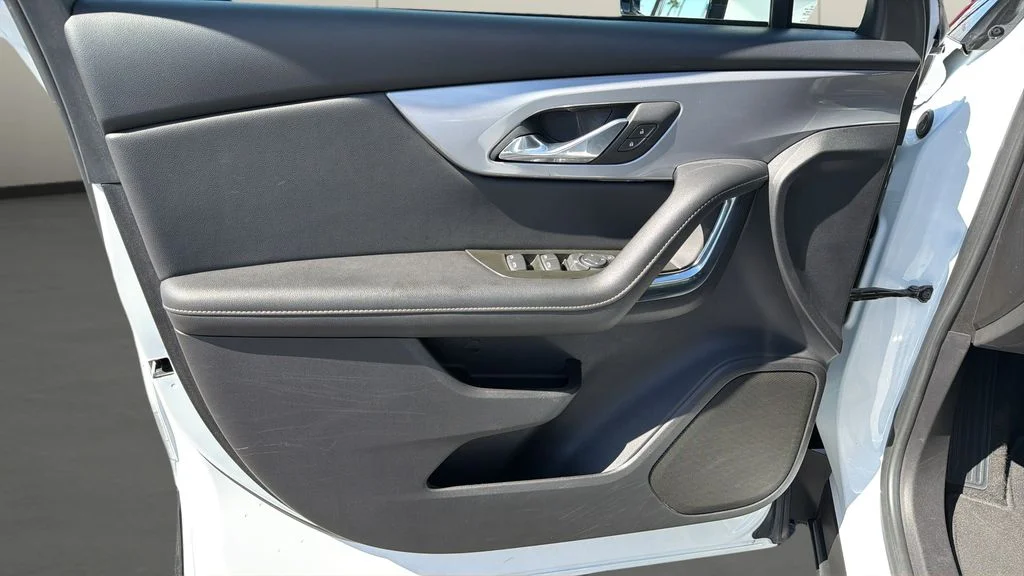 Used 2025 White Chevrolet LT image 13