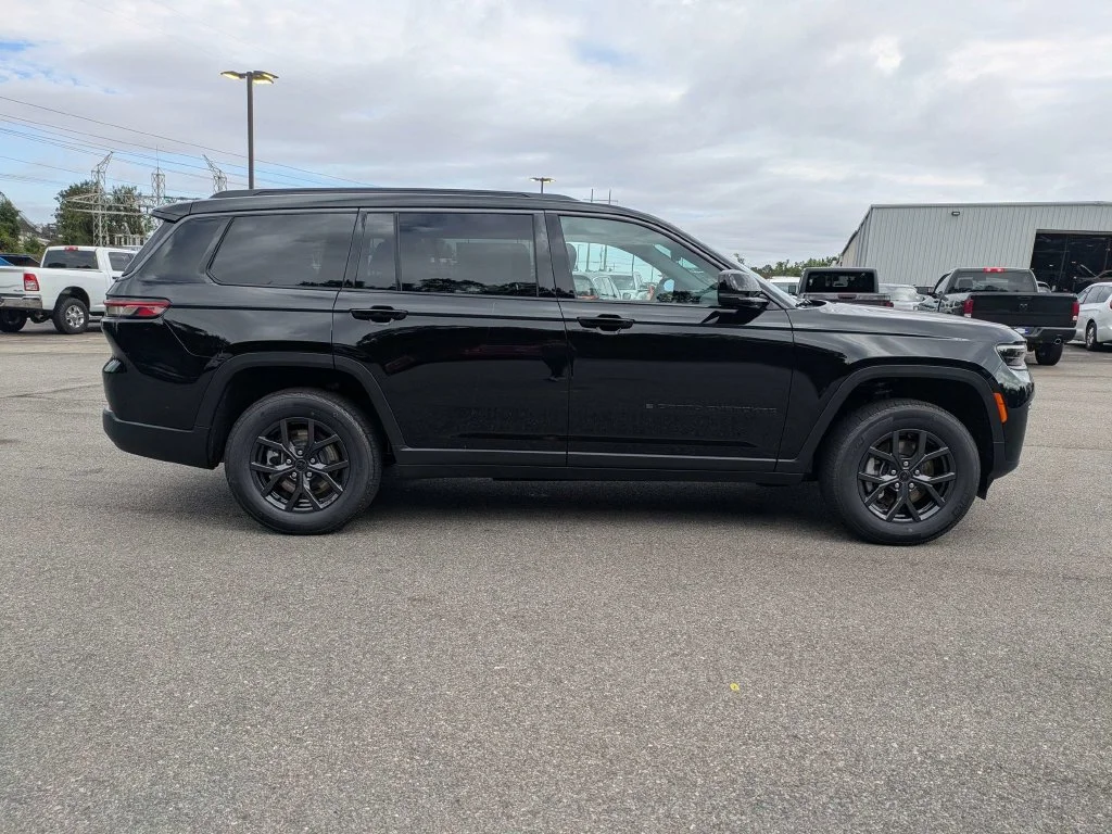 New 2027 Black Jeep  image 3