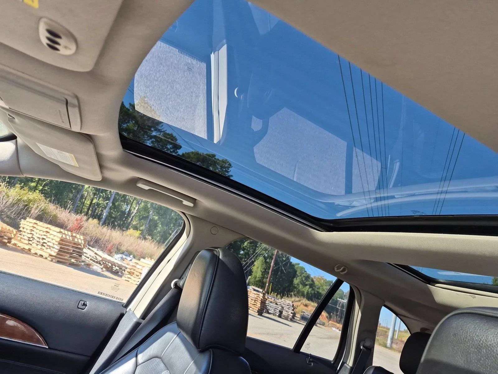 Used 2011 WHITE PLATINUM METALLIC TRI-COAT LINCOLN  image 25