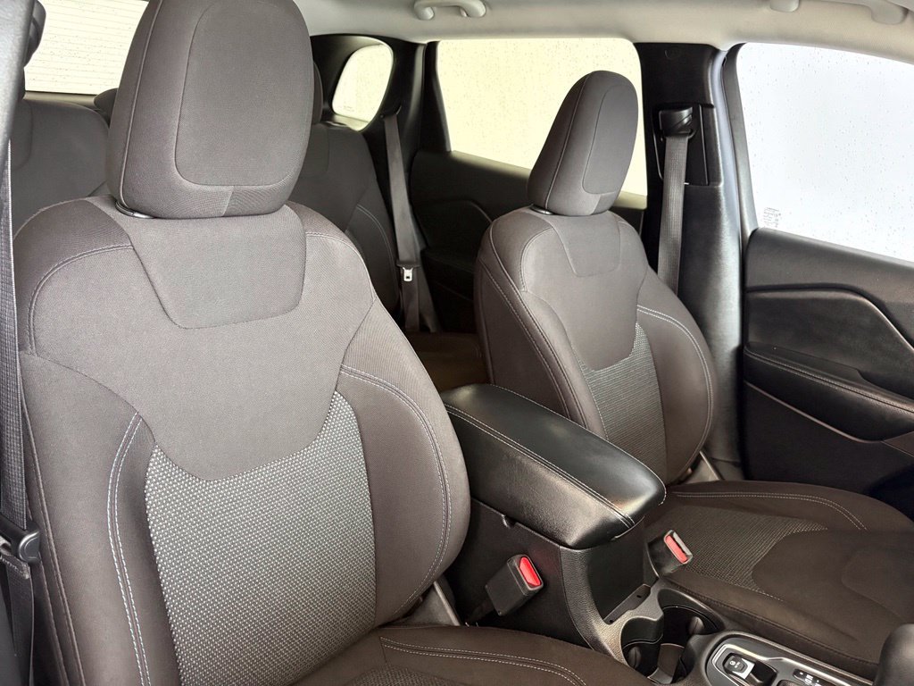Used 2020 White Jeep Latitude image 37
