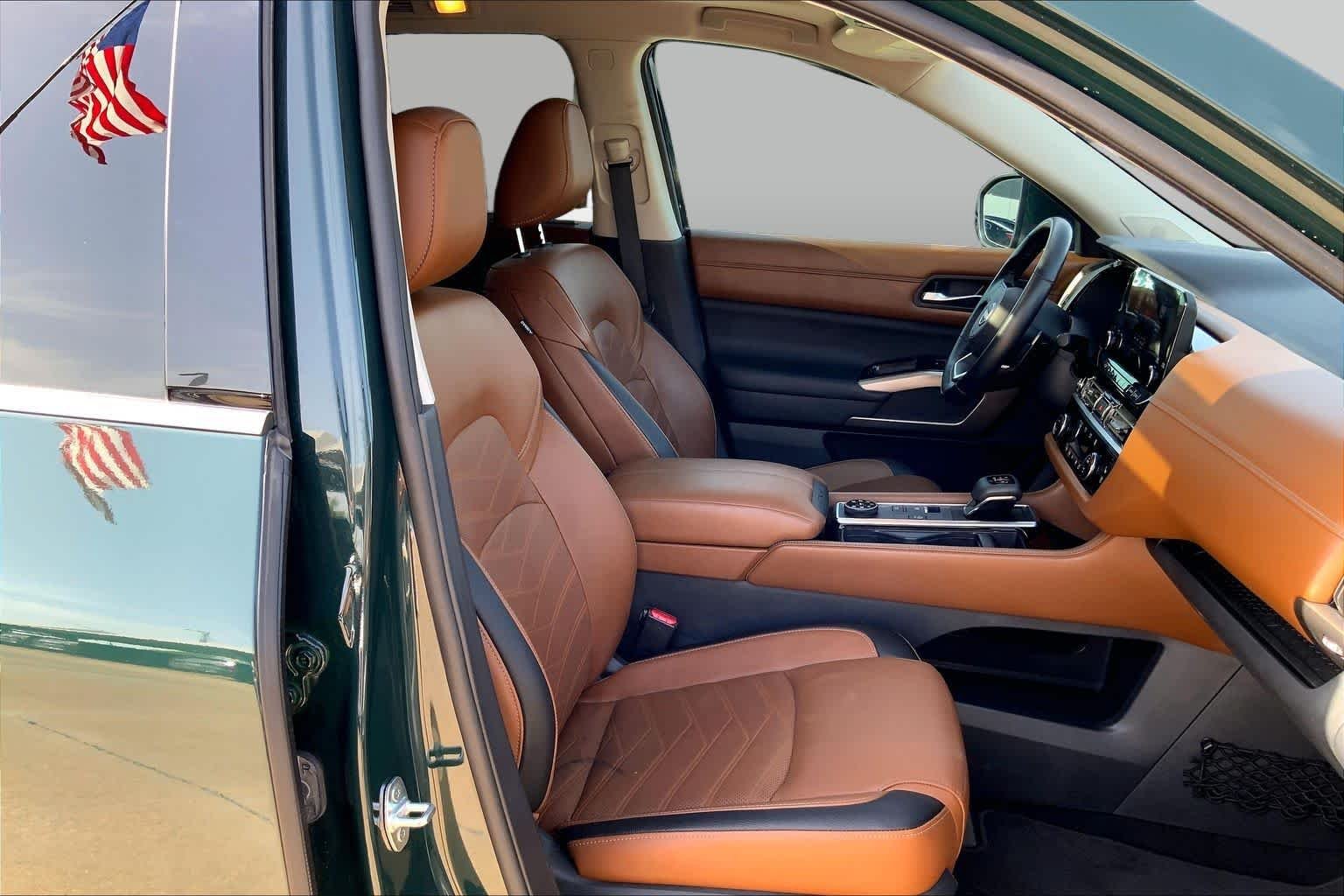 Used 2023 Obsidian Green Pearl Nissan Platinum image 9