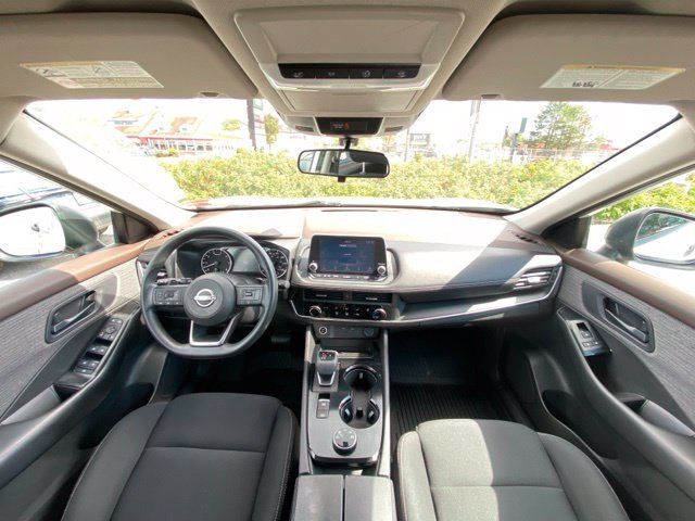 Used 2023 Glacier White Nissan S image 40