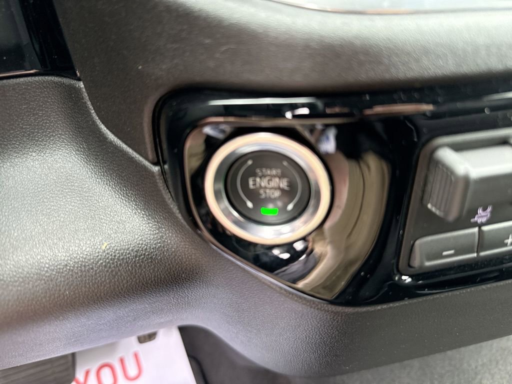 Used 2025 Summit White Chevrolet LT image 18