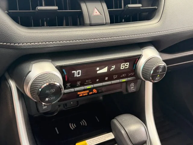 Used 2022  Toyota XLE image 18