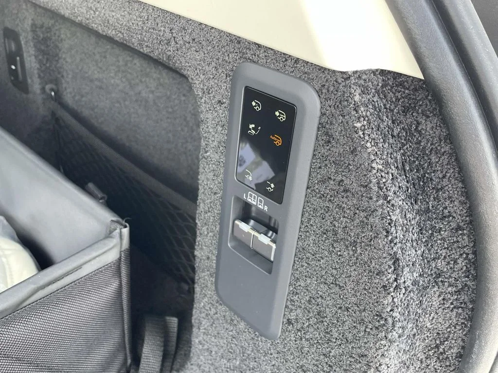 New 2026 Ostuni Pearl White Land Rover Autobiography image 19