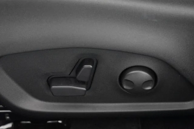 New 2026 Diamond Black Crystal Pearl-Coat Exterior Paint Jeep Limited image 25