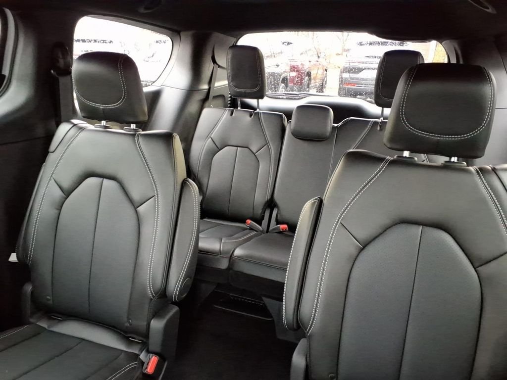New 2026 Red Hot Pearl-Coat Exterior Paint Chrysler Select image 9