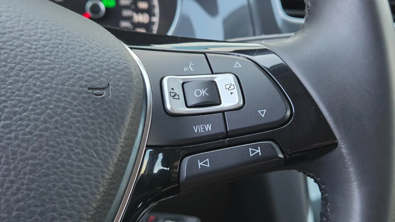 Used 2019 Silk Blue Metallic Volkswagen S image 32