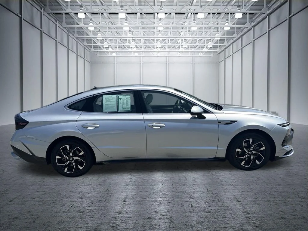 Used 2025 Silver Hyundai SEL image 6
