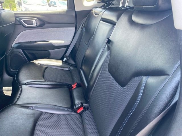 Used 2022 Granite Crystal Clearcoat Metallic Jeep Latitude image 31
