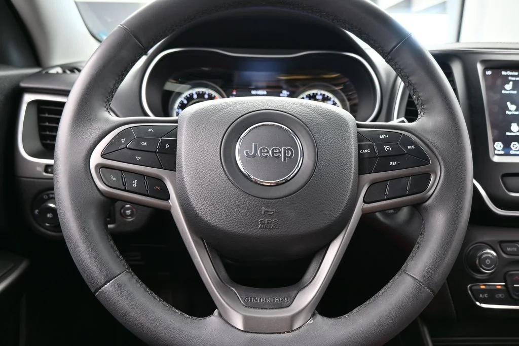 Used 2022 Diamond Black Crystal Pearlcoat Jeep Latitude Lux image 23