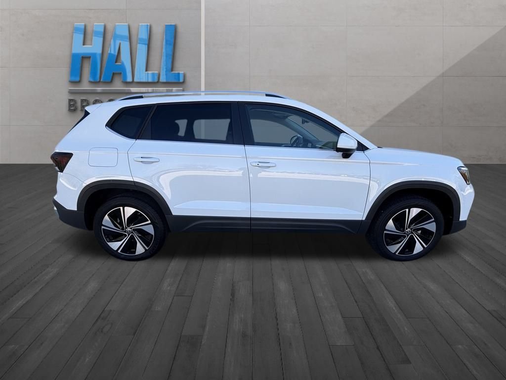 2025 Volkswagen Taos SE photo 4