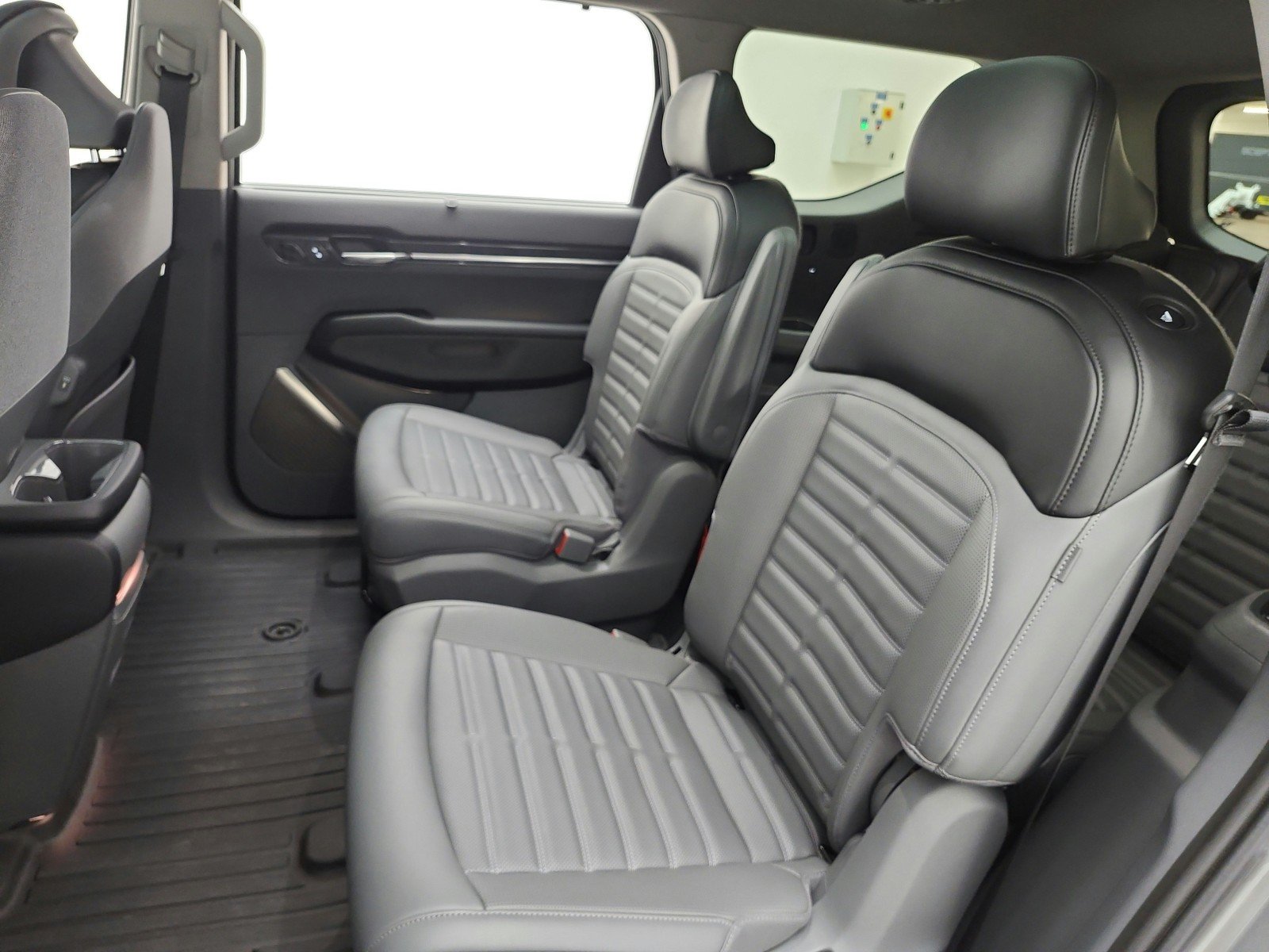 Used 2024 Pebble Gray Kia Land image 13