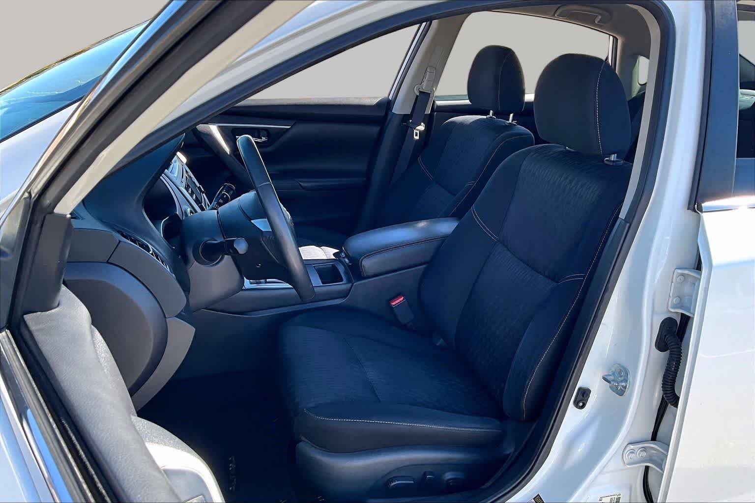Used 2017 Pearl White Nissan 2.5 SV image 8