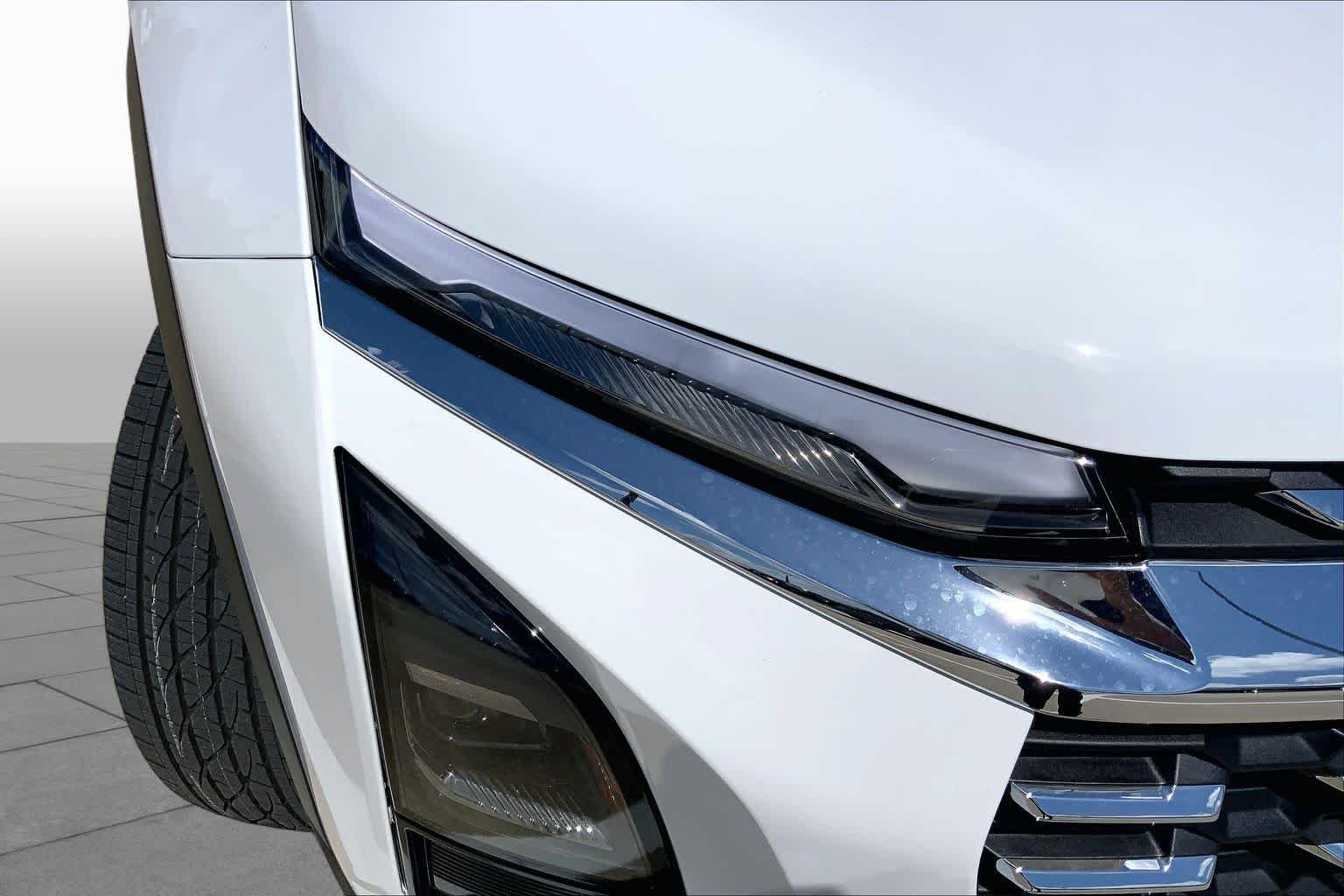 New 2027 Summit White Chevrolet LT image 13