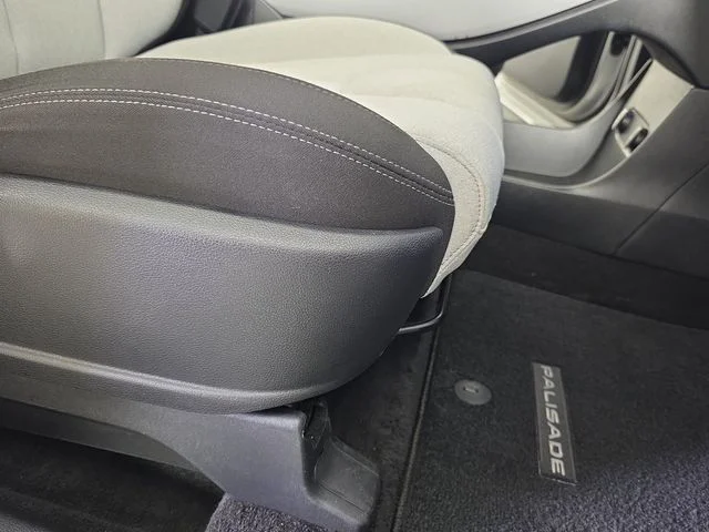 Used 2022 Silver Hyundai SE image 29