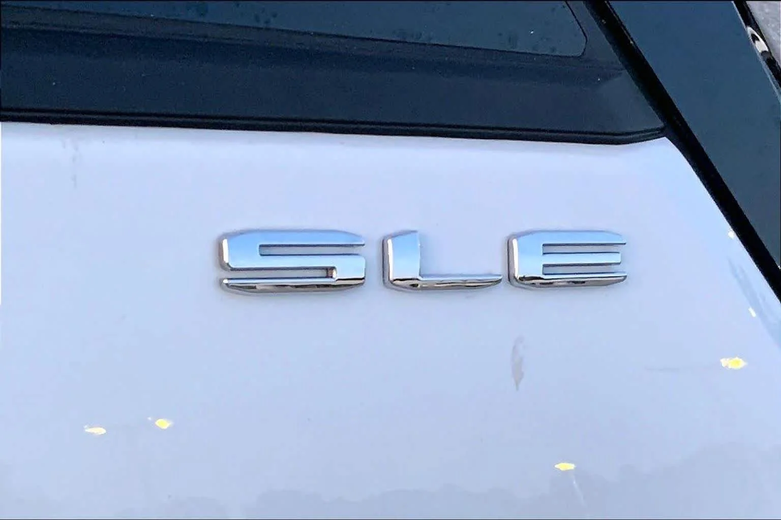 Used 2024 Summit White GMC SLE image 28