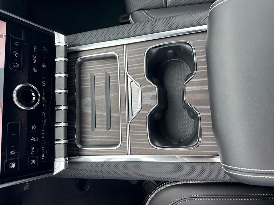 2025 GMC Sierra EV Denali - Photo 28