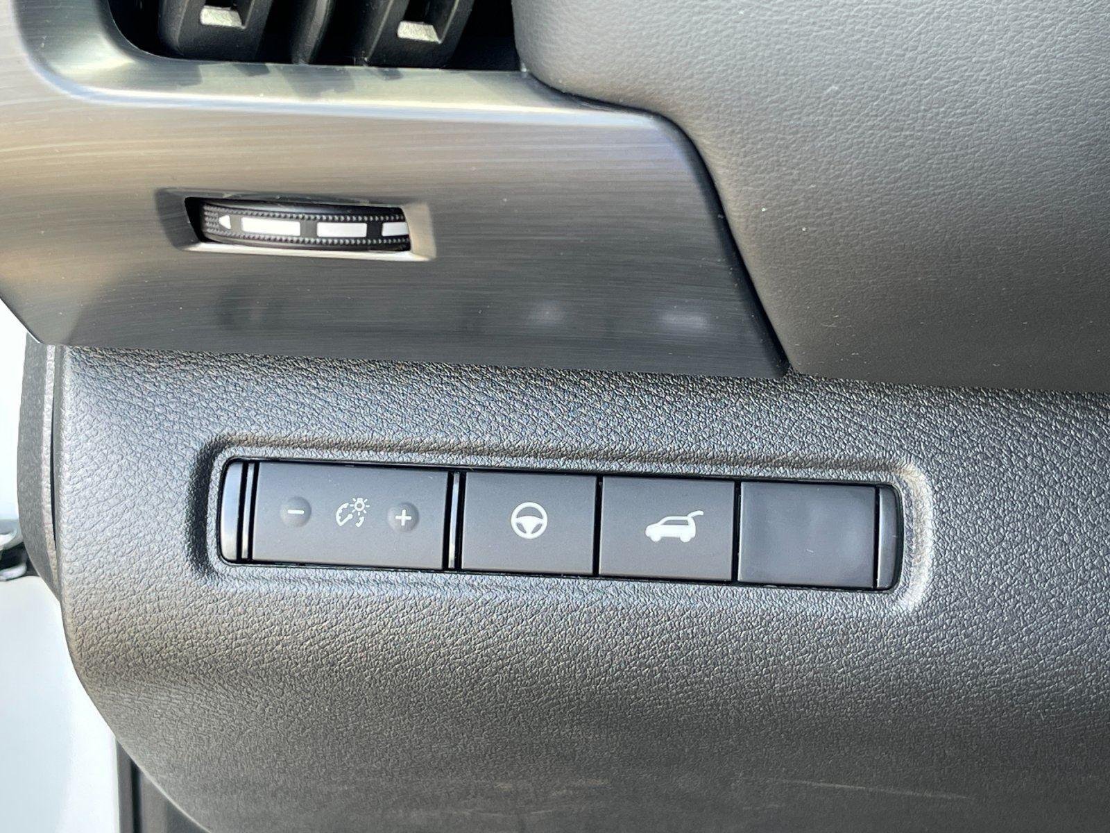 Used 2025 Everest White Pearl Tricoat Nissan SL image 17