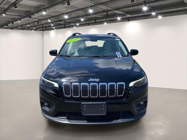 Used 2022 Diamond Black Crystal Pearlcoat Jeep Latitude Lux image 2