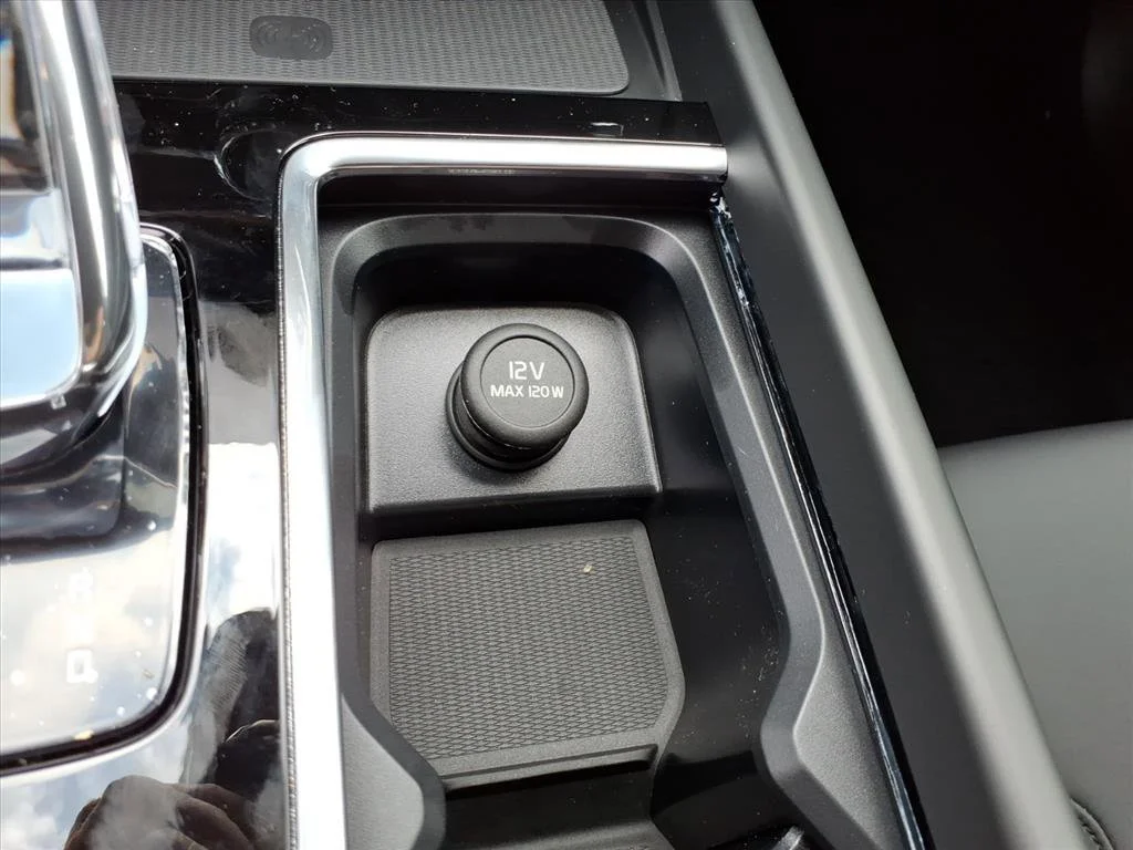 2026 Volvo XC60 Plus - Photo 17