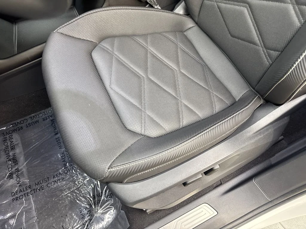 Used 2025 White Volkswagen 2.0T SE w/Technology image 30