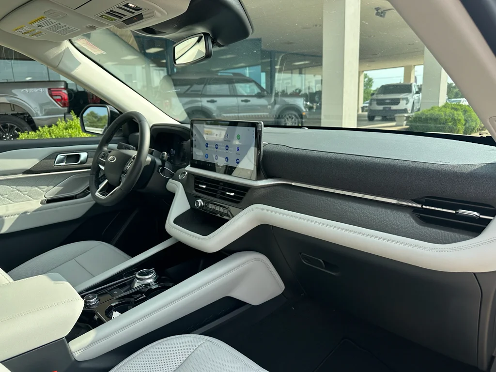 New 2026 Star White Met Tri-Coat Ford Platinum image 36
