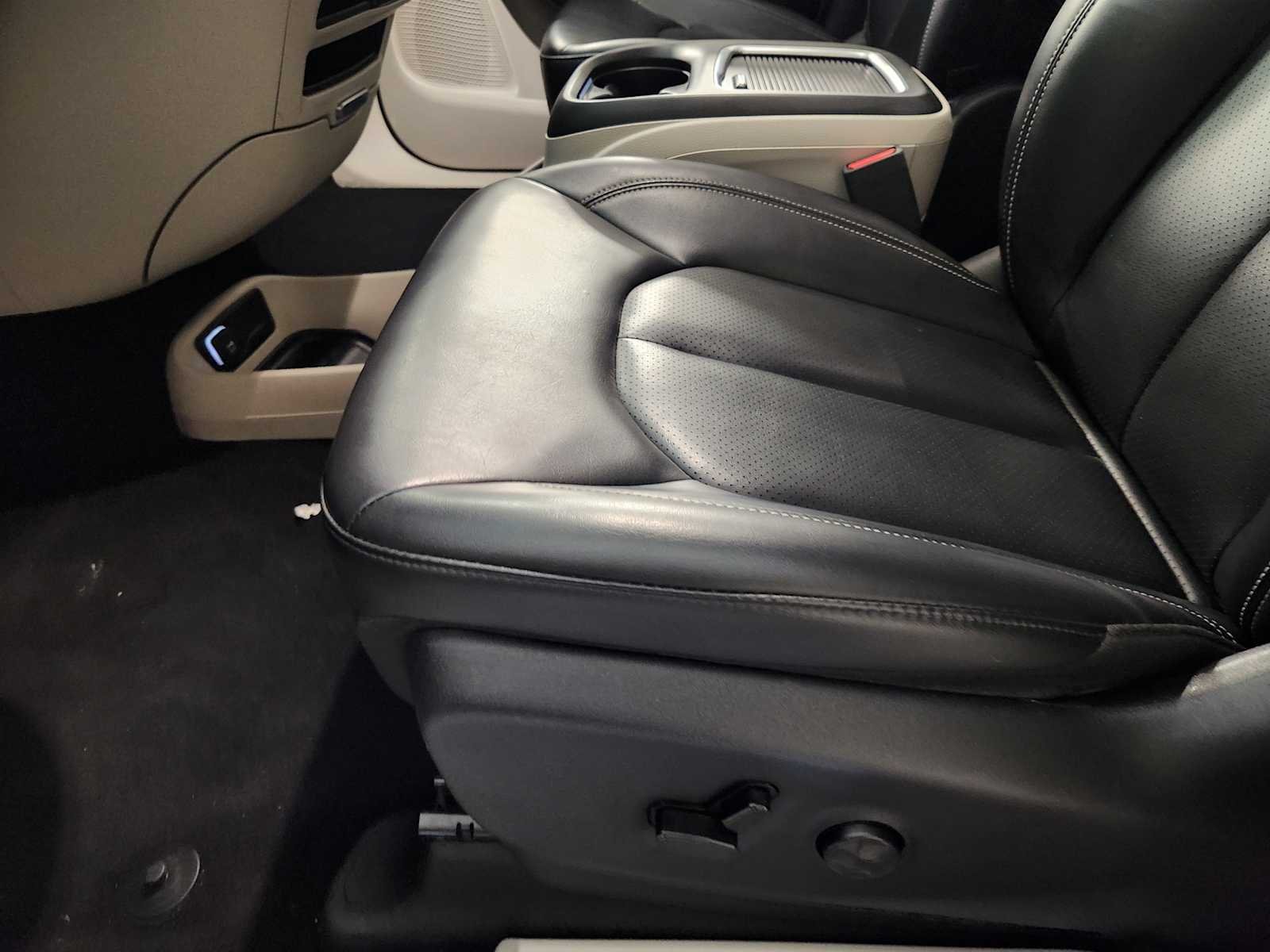 Used 2023 Brilliant Black Crystal Pearlcoat Chrysler Touring L image 25