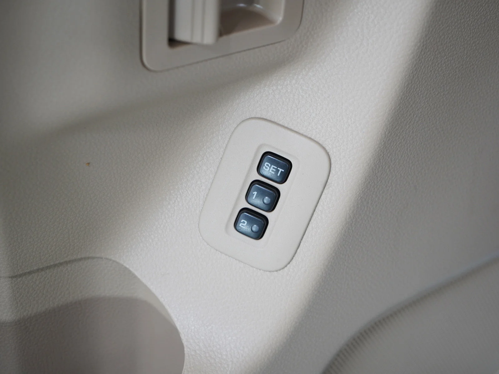 Used 2014 Pearl White Nissan Platinum image 27