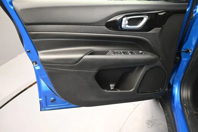 New 2026 Hydro Blue Pearlcoat Jeep Latitude image 27