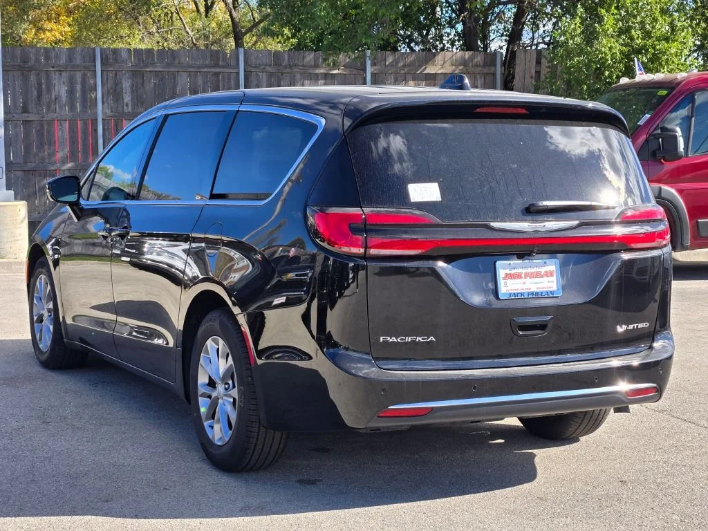 New 2026 Diamond Black Crystal Pearl-Coat Exterior Paint Chrysler Limited image 14
