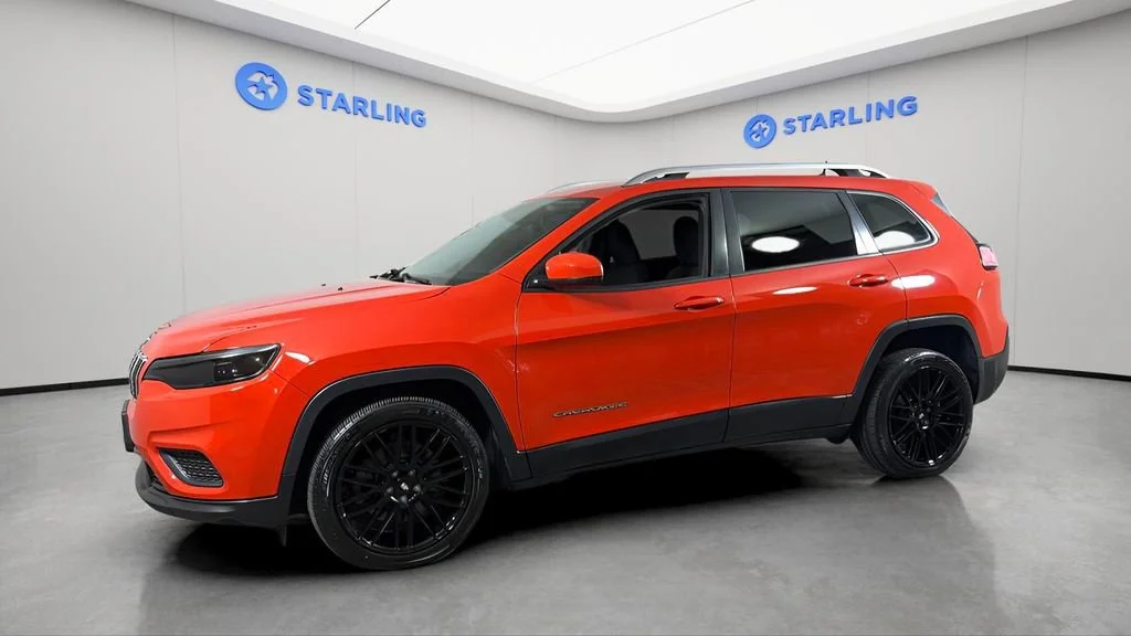 Used 2021 Orange Jeep Latitude FWD image 3