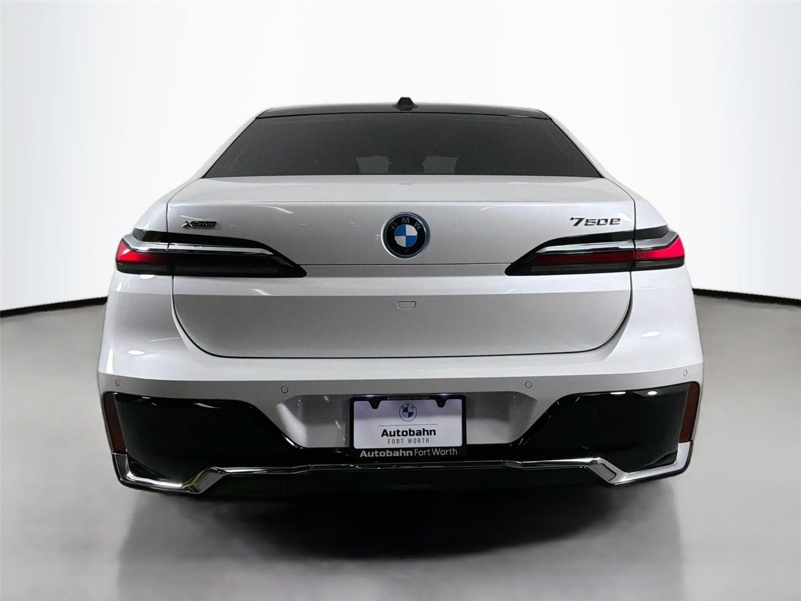 New 2026 Mineral White Metallic BMW 750e xDrive image 6