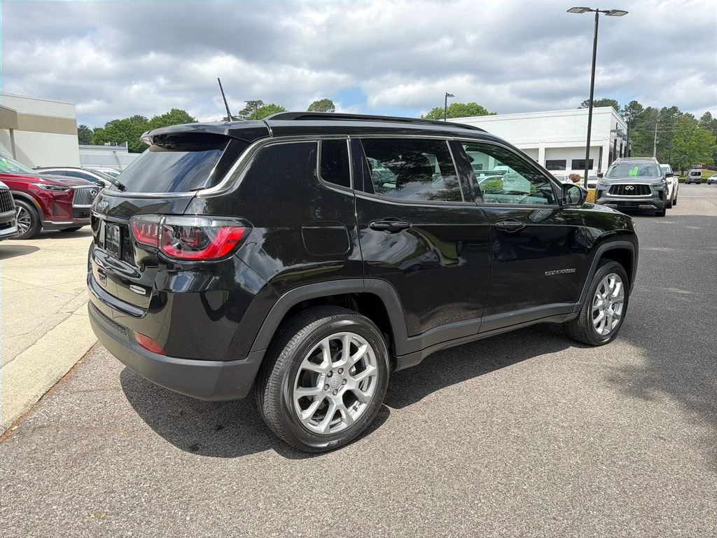 Used 2023 Diamond Black Crystal Pearlcoat Jeep Latitude Lux image 18