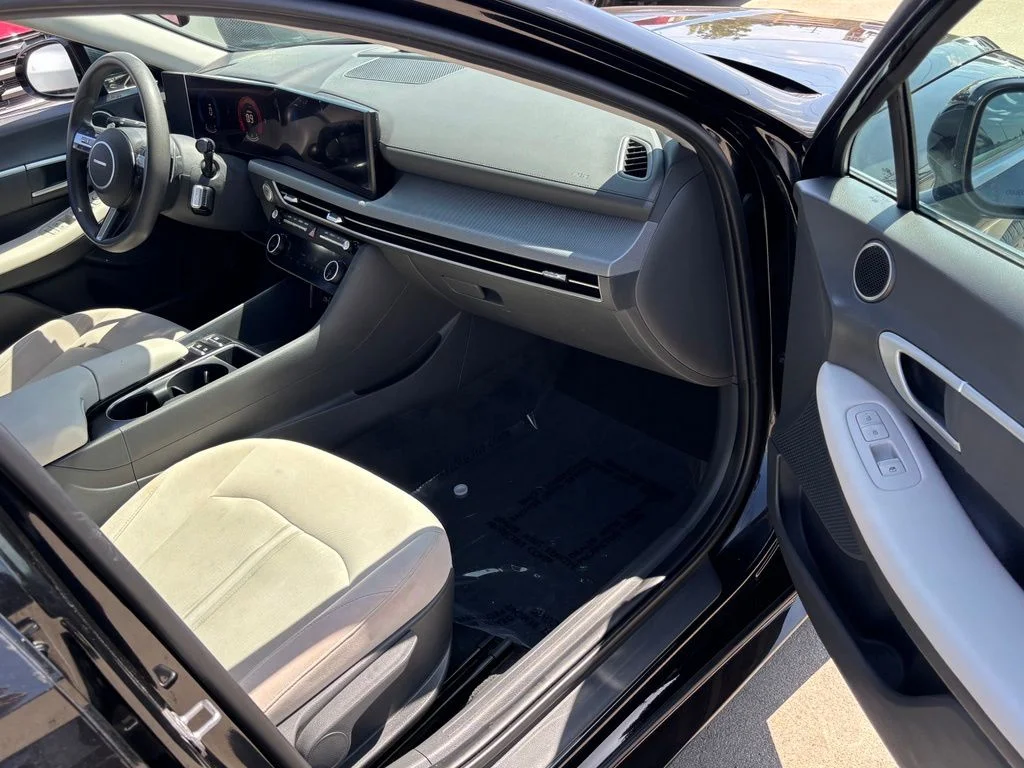 Used 2025 Abyss Black Hyundai SEL image 24