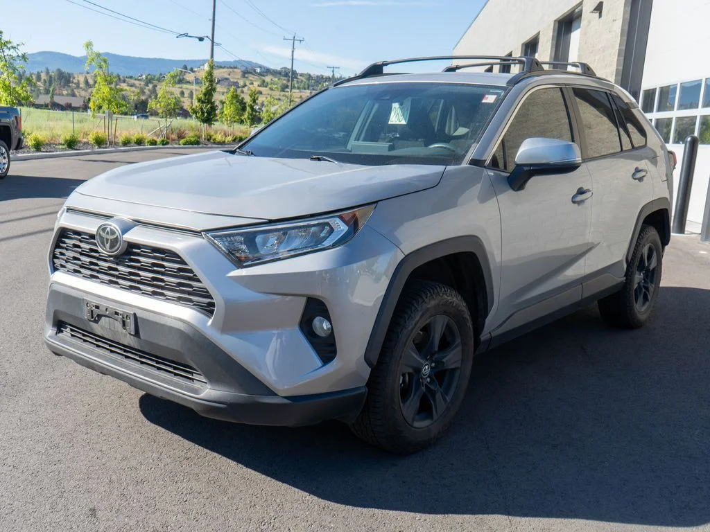 Used 2019 Silver Toyota XLE image 3