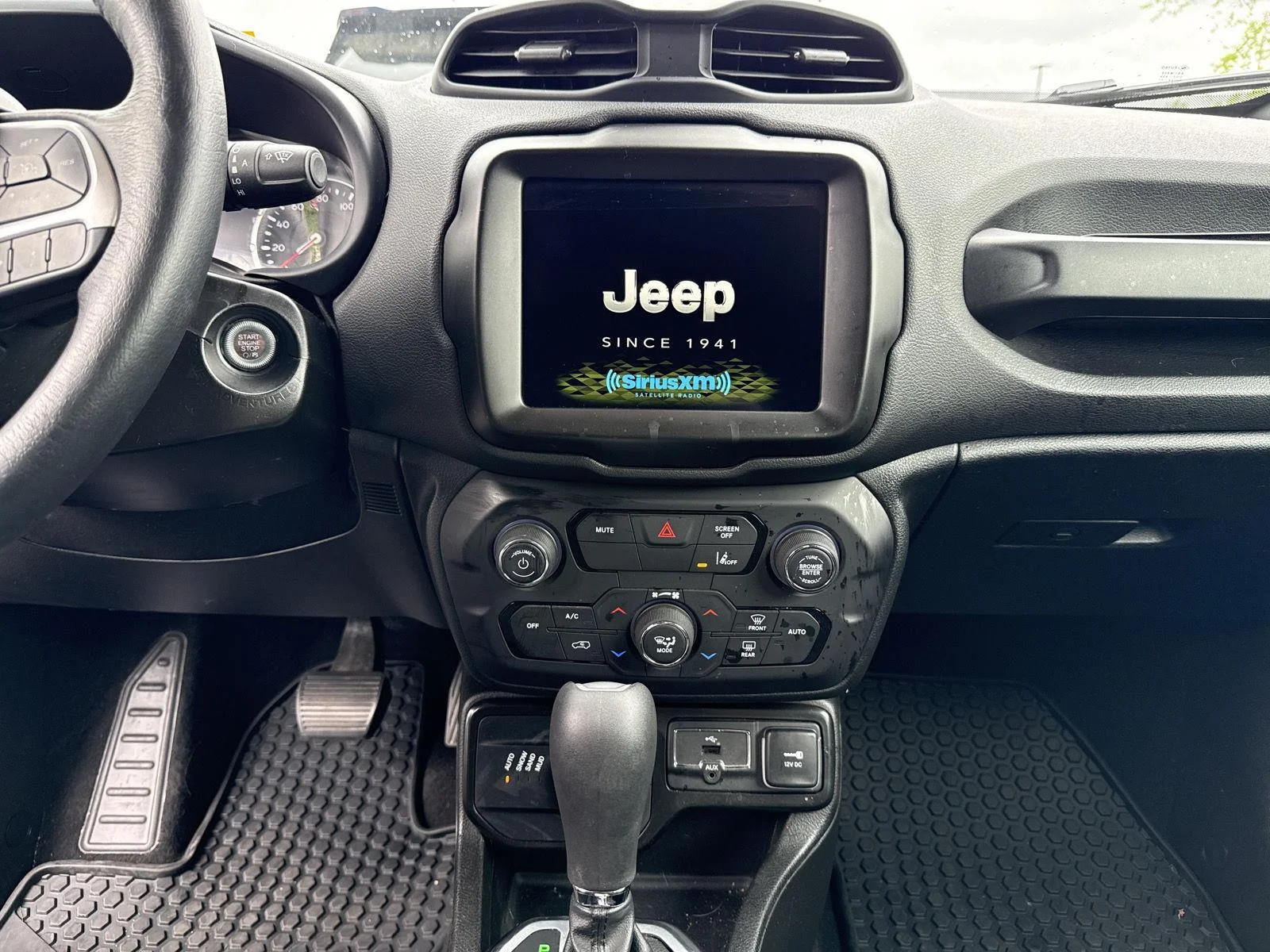 Used 2023  Jeep Altitude image 9