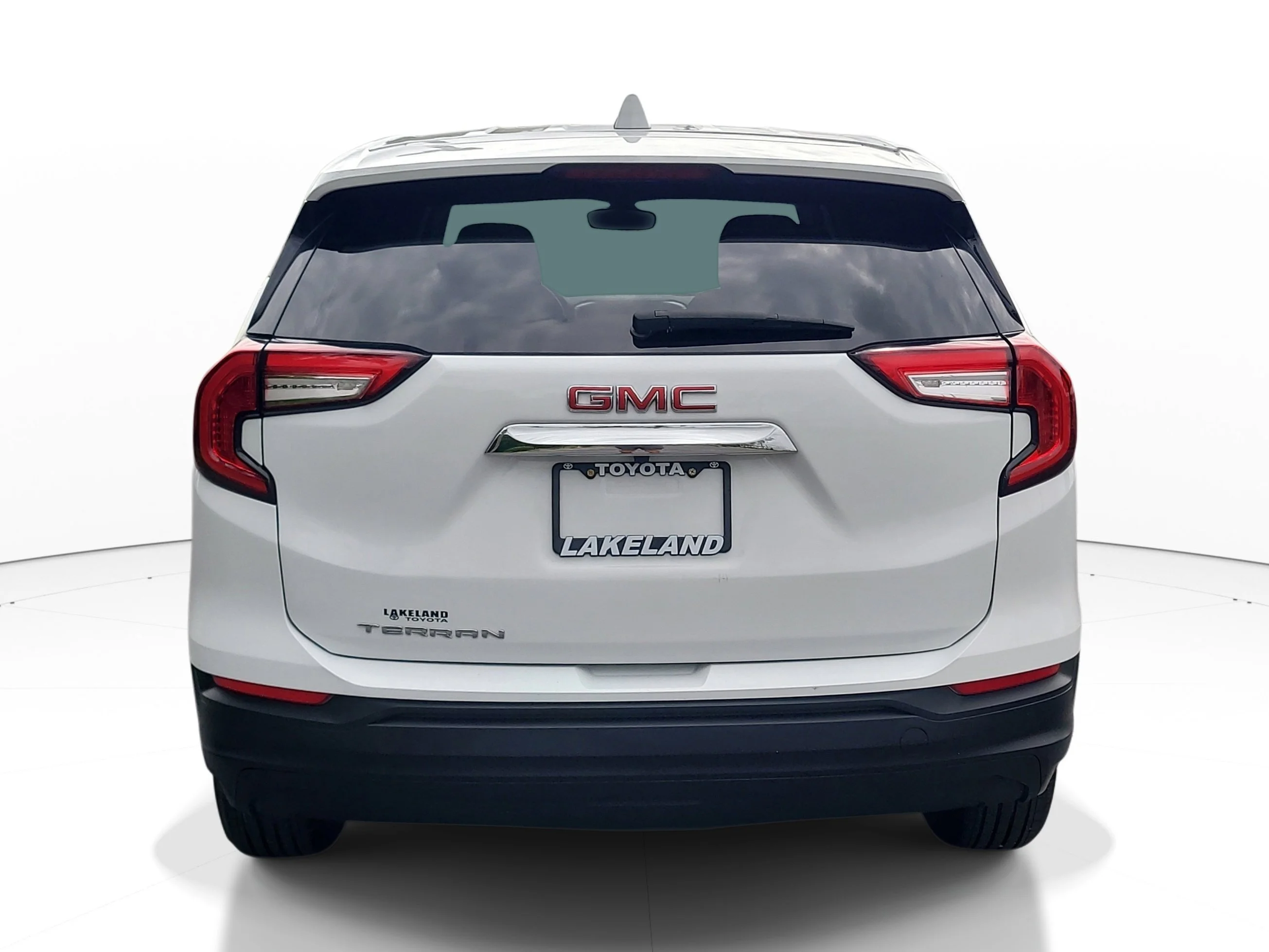 Used 2024 Summit White GMC SLE image 5