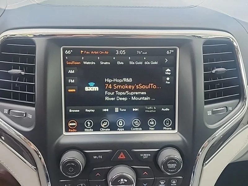 Used 2018 White Jeep Summit image 11
