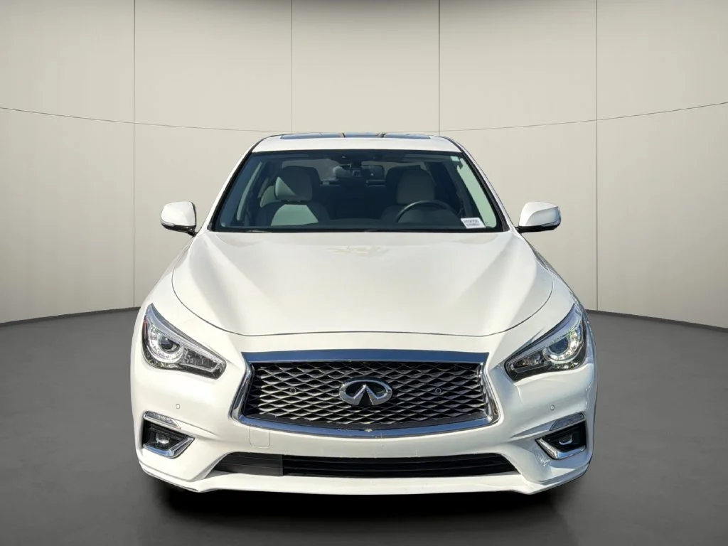 Used 2023 White INFINITI LUXE image 2