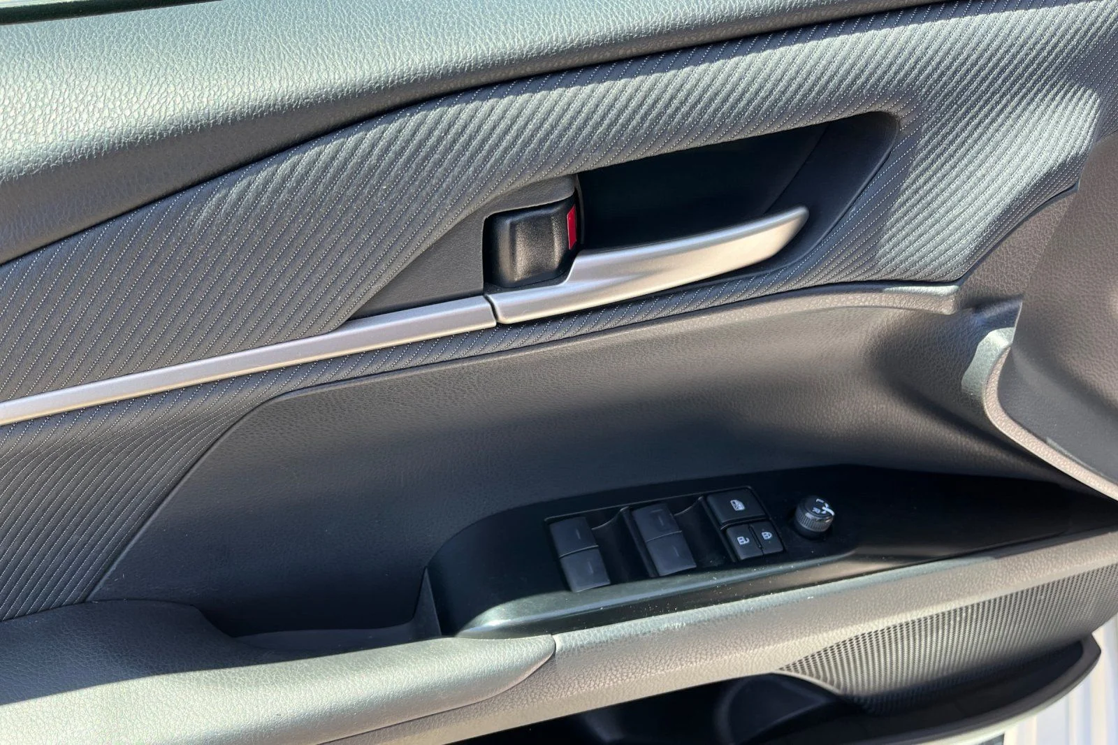 2025 Toyota Camry LE - Photo 15