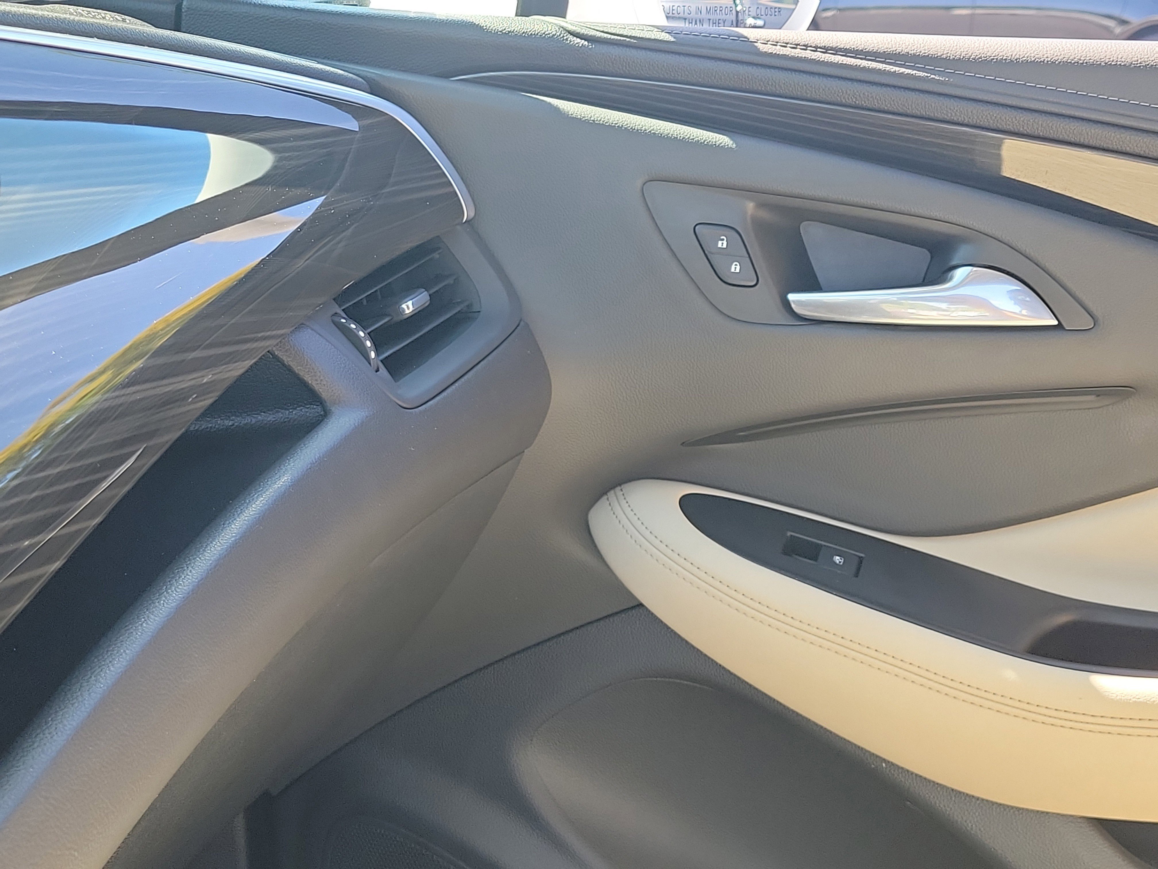 Used 2019 Summit White Buick Essence image 29
