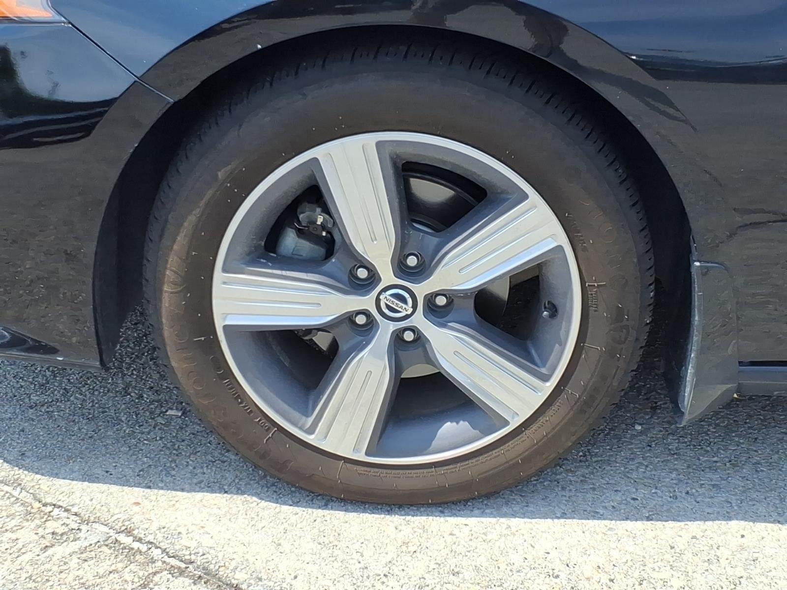 Used 2019 Super Black Nissan 2.5 SV image 4