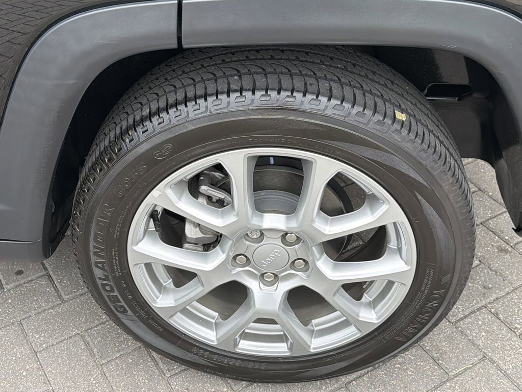 Used 2024 Black Jeep Latitude Lux FWD image 28